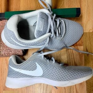 Good used condition Nike Tanjun✨